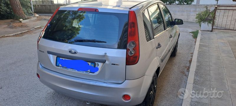 Usata Ford Fiesta 90 CV (66 kW) 2006 Grigio Utilitaria
