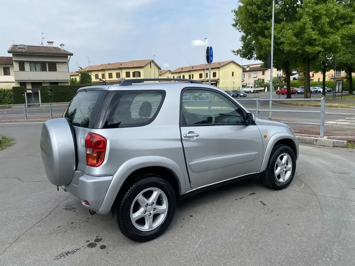 Usata Toyota RAV4 Sol 150 CV (110 kW) 2003 Argento SUV