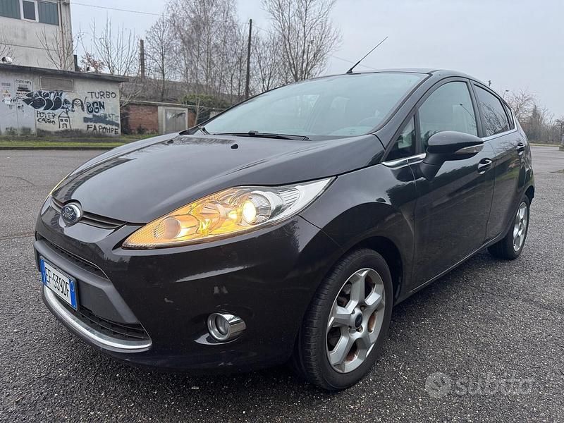 Nero Usata 2010 Ford Fiesta Titanium Tre volumi | 3999 € (Ottimo prezzo) - Immagine 1/4