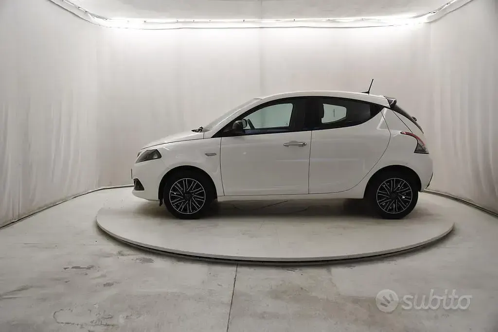Usata Lancia Ypsilon Gold 70 CV (51 kW) 2023 Bianco Utilitaria