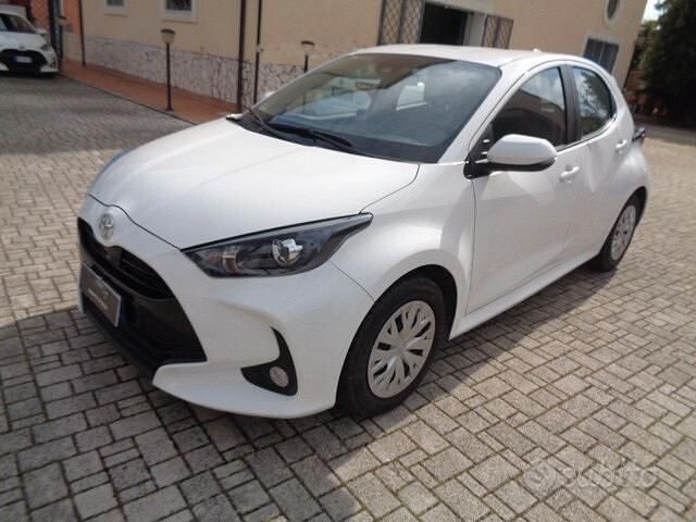 Usata Toyota Yaris Active 72 CV (52 kW) 2023 Bianco Utilitaria