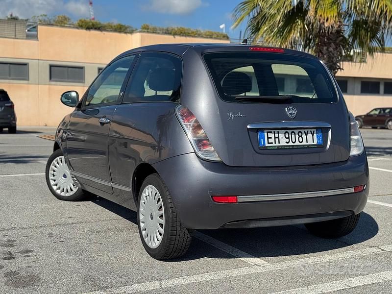 Begagnad Lancia Ypsilon 69 HK (50 kW) 2011 Grå Halvkombi