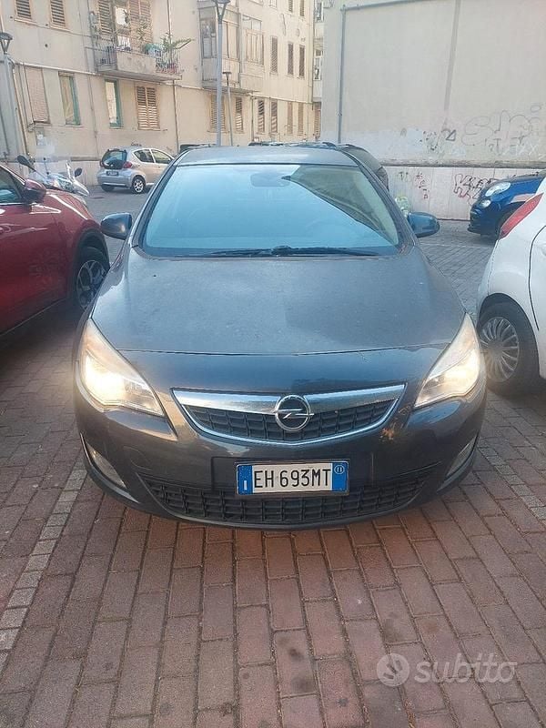Grigio Usata 2011 Opel Astra Tre volumi | 3000 € (Super prezzo) - Immagine 1/4