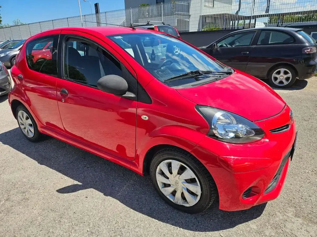 Begagnad Toyota Aygo Connect Style 68 HK (50 kW) 2013 Röd Halvkombi
