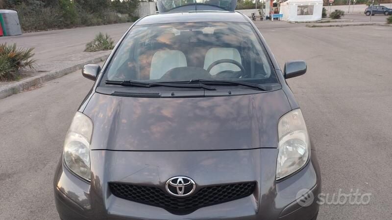 Second-hand Toyota Yaris 90 CP (66 kW) 2011 Gri Hatchback