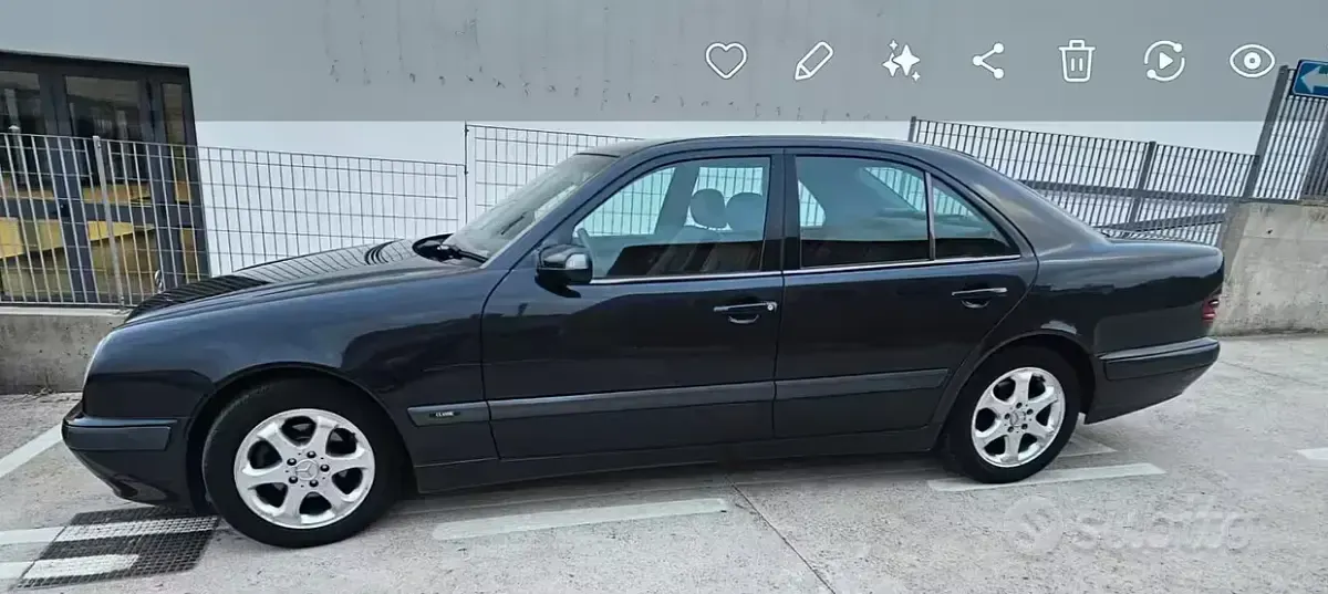 Usata Mercedes E220 143 CV (105 kW) 2001 Bluazzurro Berlina