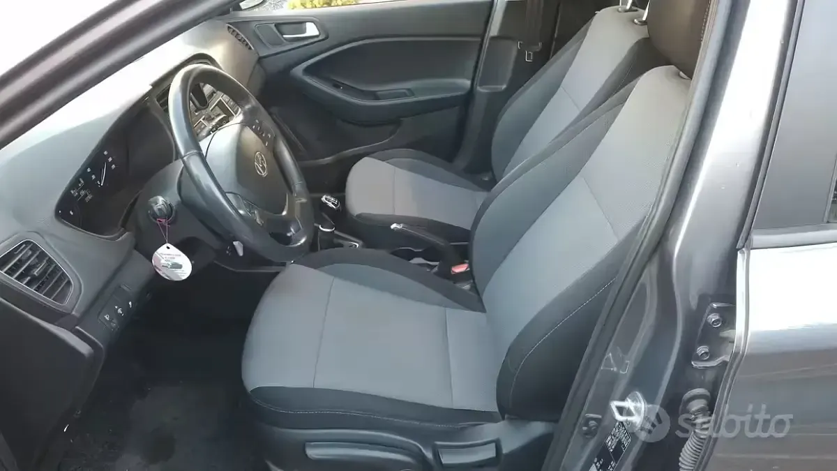 Usata Hyundai i20 Comfort 75 CV (55 kW) 2017 Grigio Berlina