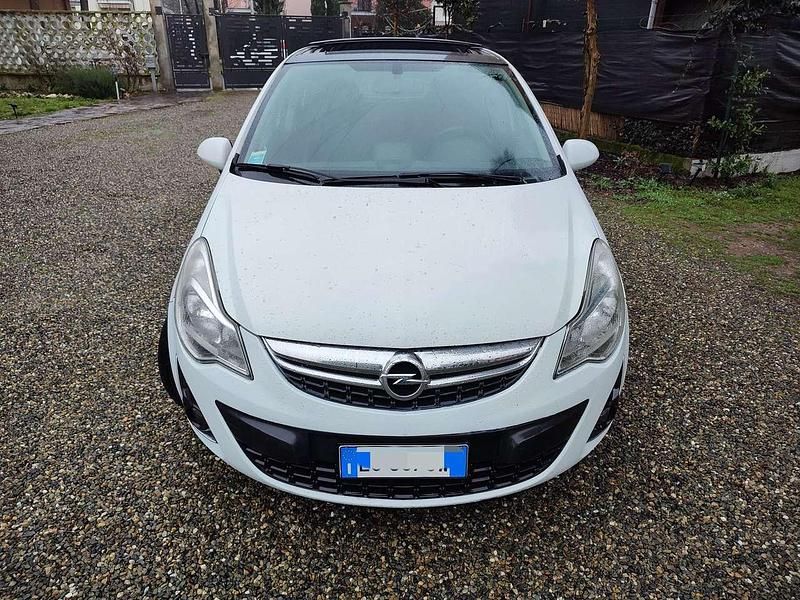 Usata Opel Corsa Cosmo 75 CV (55 kW) 2011 Bianco Berlina