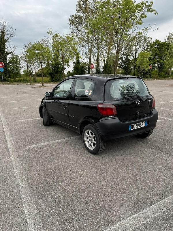 Usata Toyota Yaris 68 CV (50 kW) 1999 Nero Utilitaria