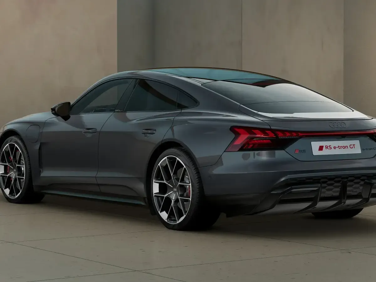 Nuova Audi RS e-tron GT Design 2026 Grigio nimbus effetto perla Berlina