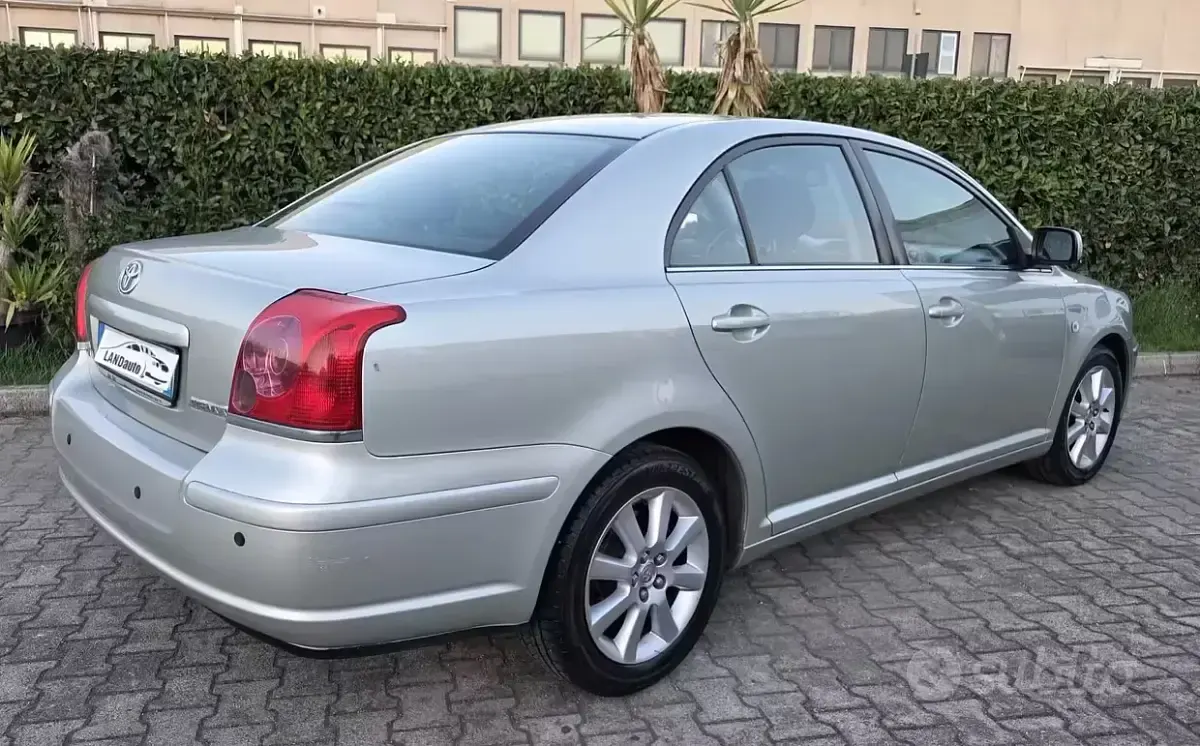 Usata Toyota Avensis 129 CV (94 kW) 2004 Grigio Berlina