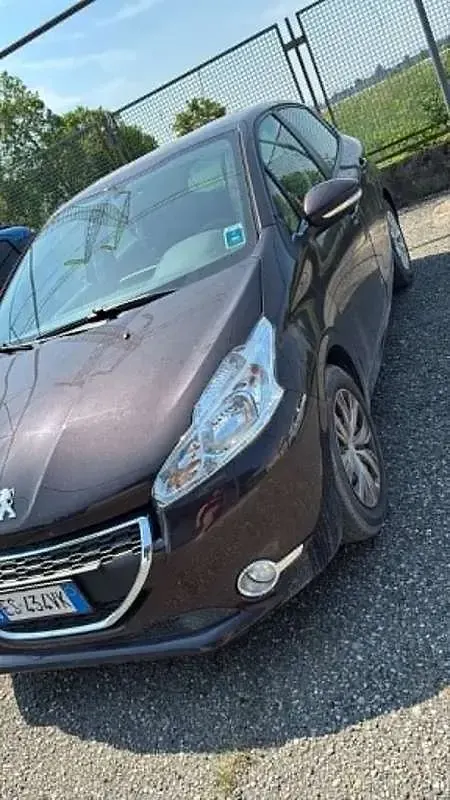 Usata Peugeot 208 Active 68 CV (50 kW) 2013 Marrone Utilitaria