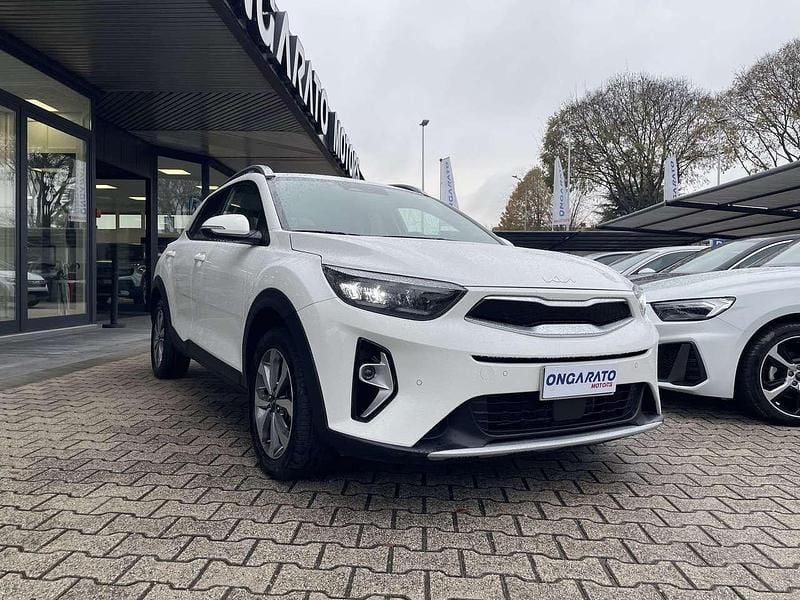 Second-hand Kia Stonic Style 84 CP (61 kW) 2024 Alb SUV