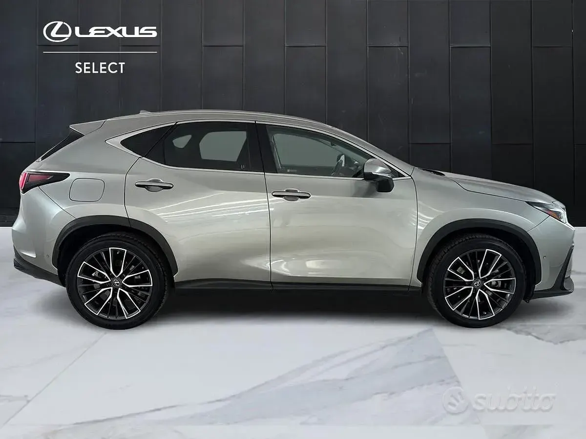 Usata Lexus NX450h+ Luxury Line 190 CV (139 kW) 2022 Argento SUV
