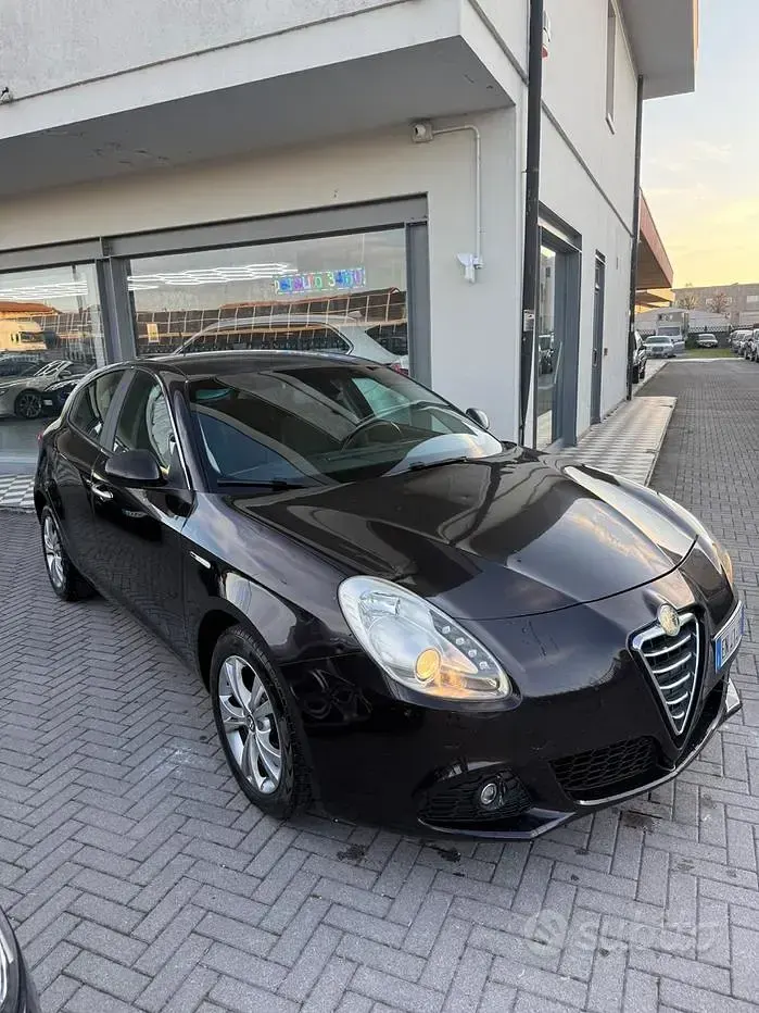 Usata Alfa Romeo Giulietta Distinctive 120 CV (88 kW) 2012 Nero Utilitaria