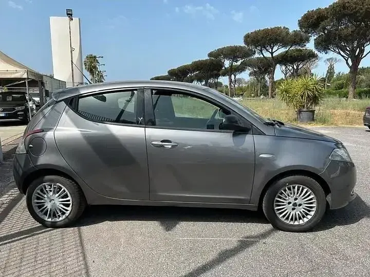 Usata Lancia Ypsilon Silver 69 CV (50 kW) 2015 Argento Utilitaria