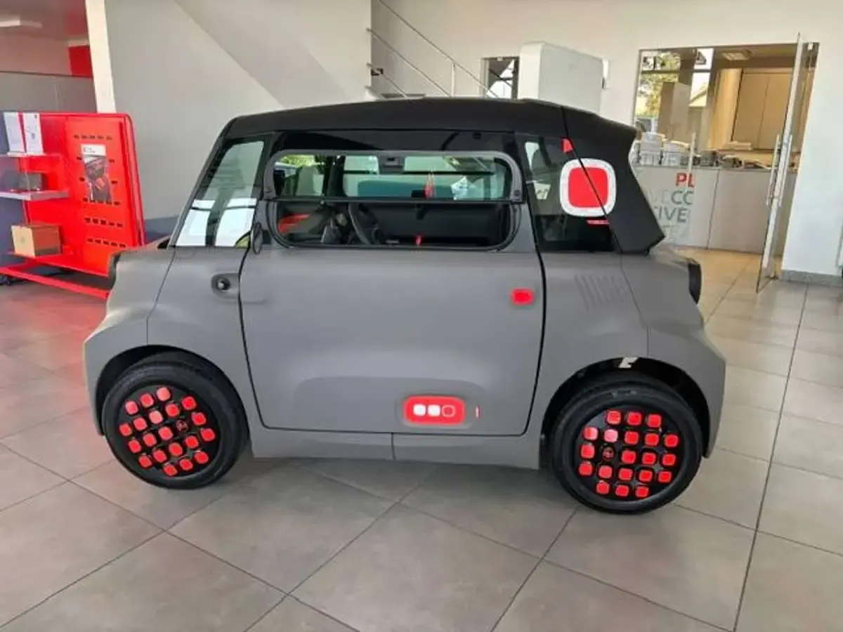 Nuova Citroën AMI 2026 Marrone Utilitaria