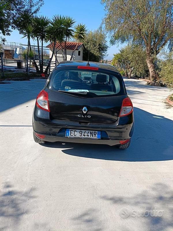 Usata Renault Clio II 75 CV (55 kW) 2010 Nero Berlina