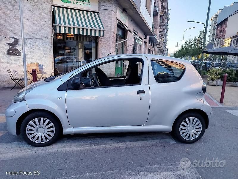 Usata Toyota Aygo 68 CV (50 kW) 2010 Grigio Utilitaria