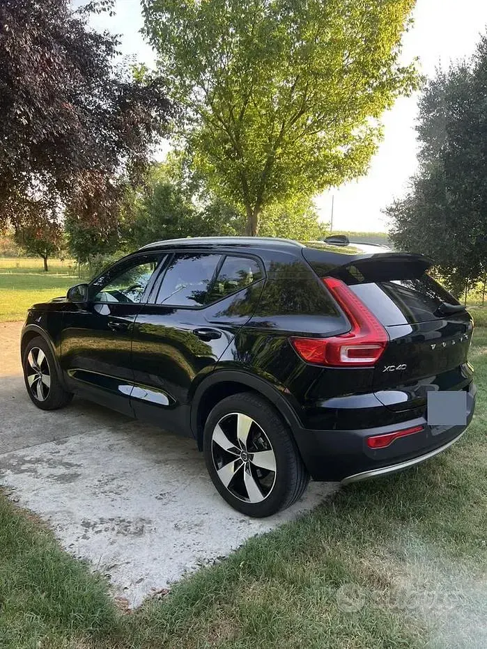 Usata Volvo XC40 Momentum 150 CV (110 kW) 2021 Nero SUV