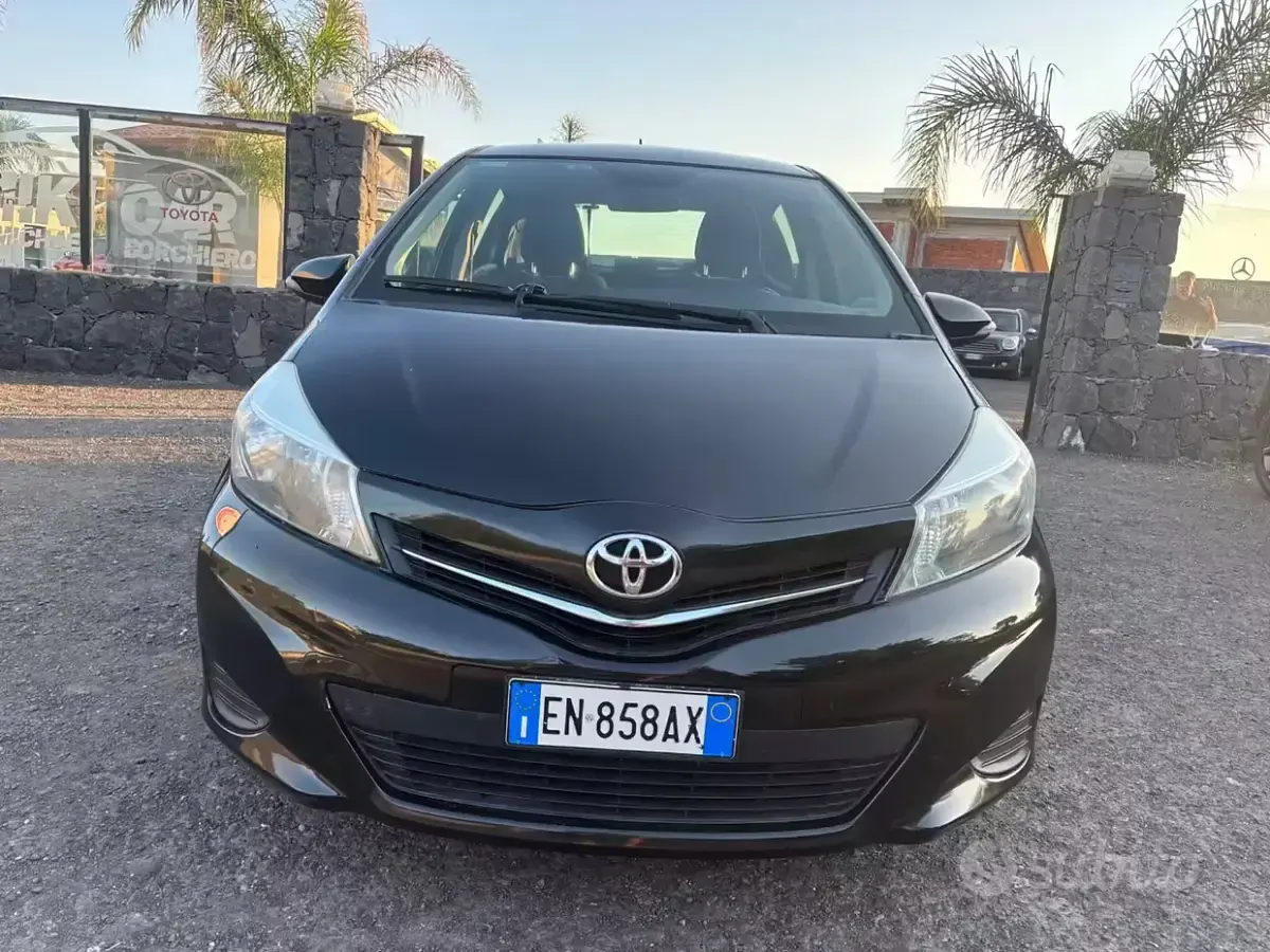Usata Toyota Yaris Lounge 90 CV (66 kW) 2012 Nero Utilitaria