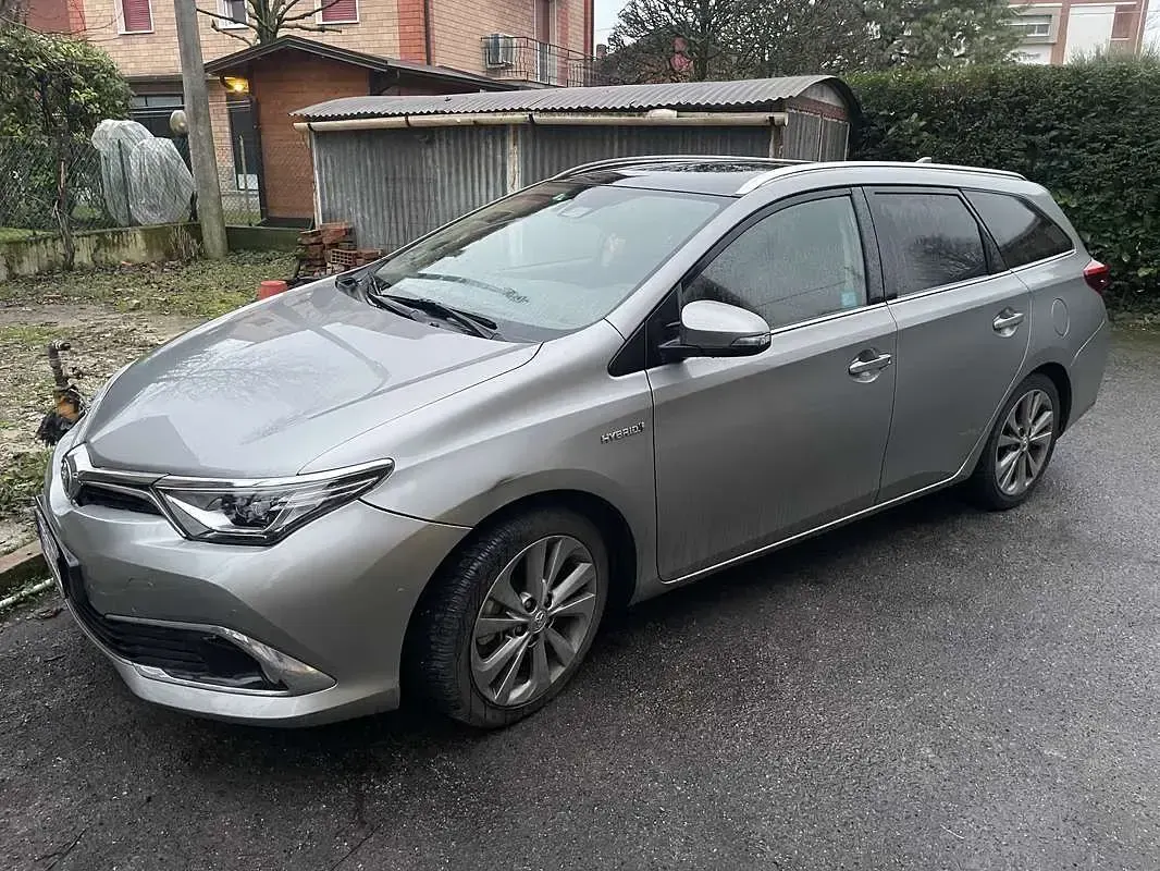 Usata Toyota Auris Hybrid Lounge 99 CV (72 kW) 2016 Station wagon