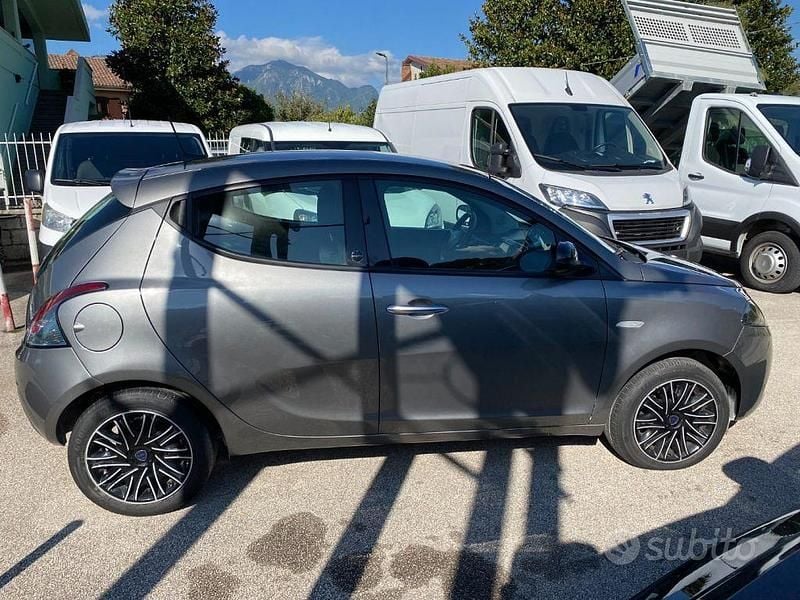 Usata Lancia Ypsilon Gold 69 CV (50 kW) 2021 Grigio Utilitaria