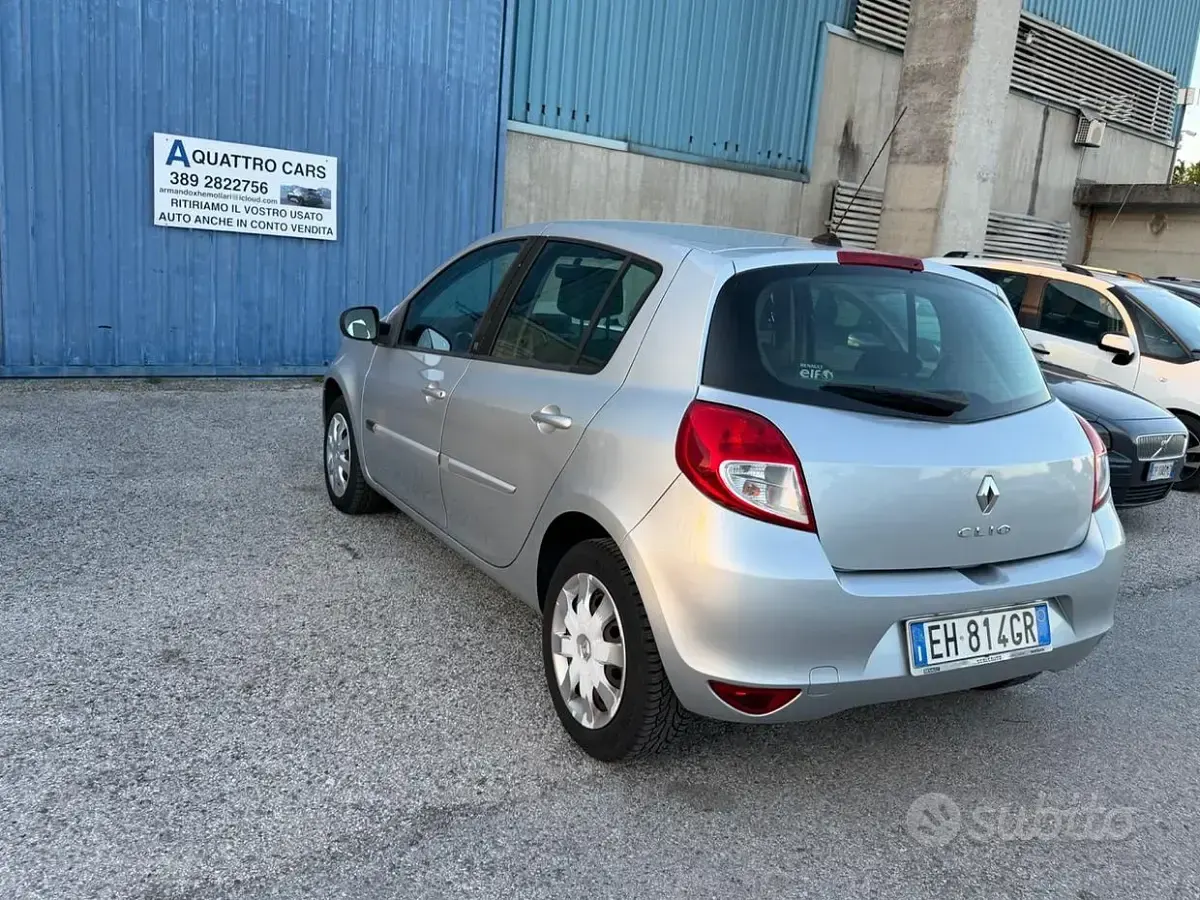 Usata Renault Clio II Dynamique 75 CV (55 kW) 2011 Grigio Berlina