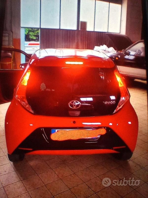 Usata Toyota Aygo 69 CV (50 kW) 2015 Rosso Utilitaria