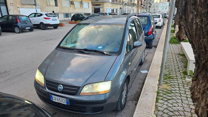 Grigio Usata 2005 Fiat Idea Monovolume | 2000 € (Ottimo prezzo) - Immagine 1/4