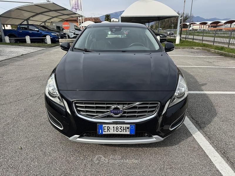 Usata Volvo V60 Momentum 136 CV (100 kW) 2013 Black sapphire Station wagon