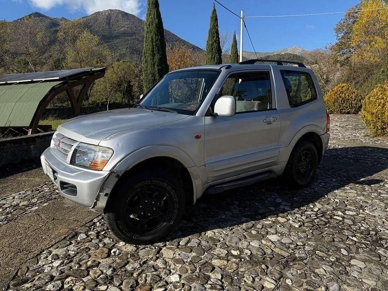 Usata Mitsubishi Pajero 99 CV (72 kW) 2000 Argento SUV