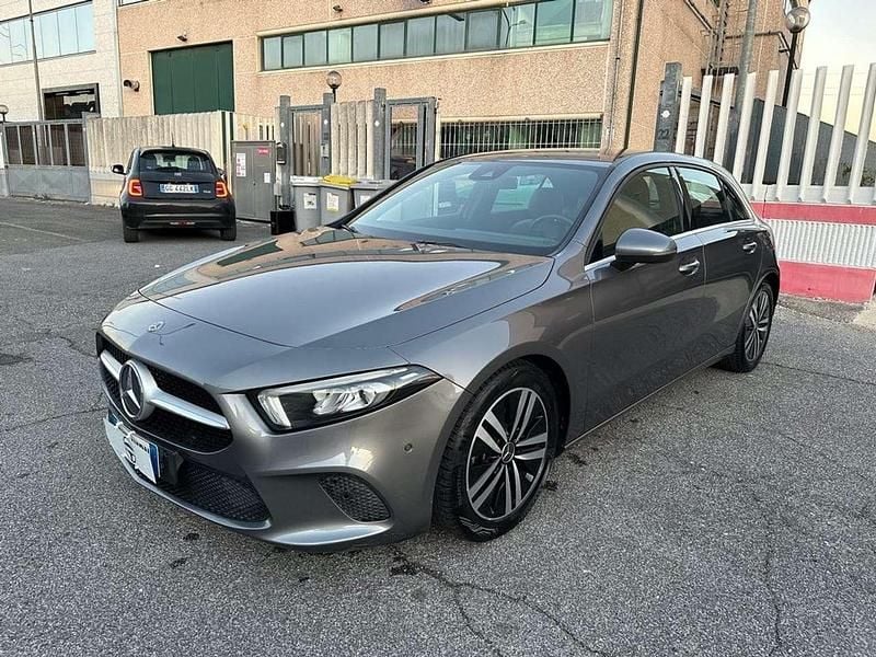 Grigio Usata 2019 Mercedes A180 Business Tre volumi | 18.900 € (Buon prezzo) - Immagine 1/4