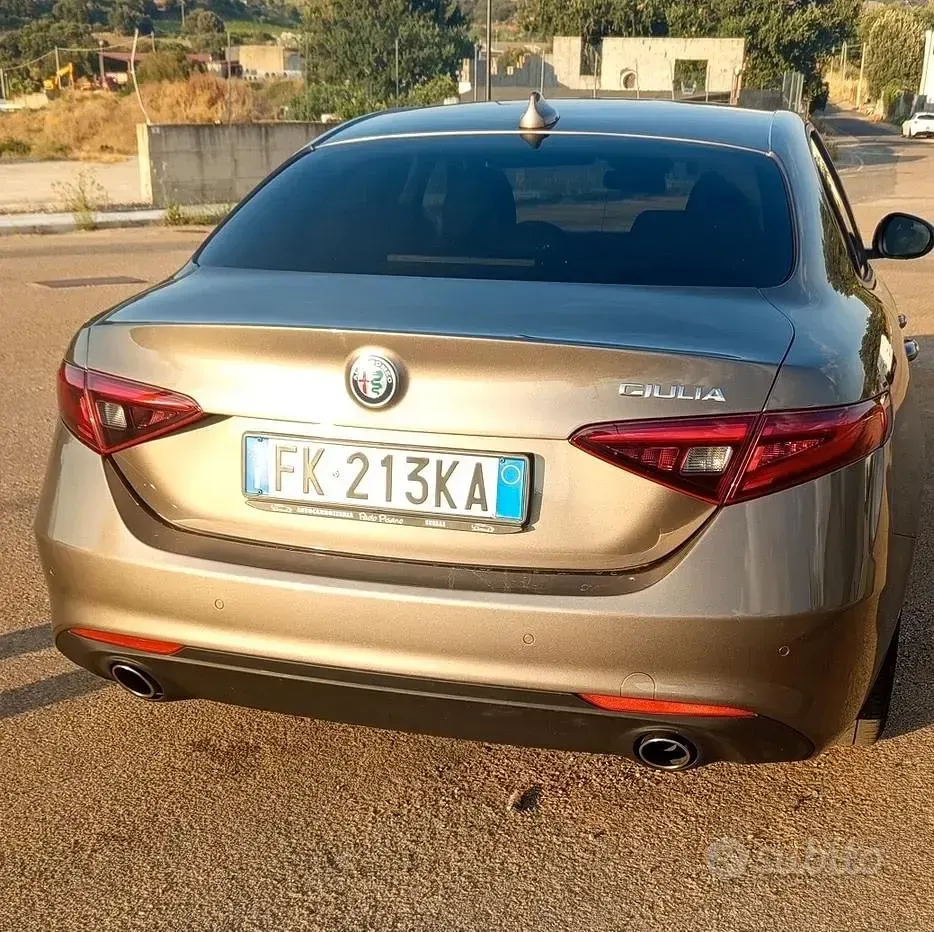 Usata Alfa Romeo Giulia 150 CV (110 kW) 2017 Grigio Berlina