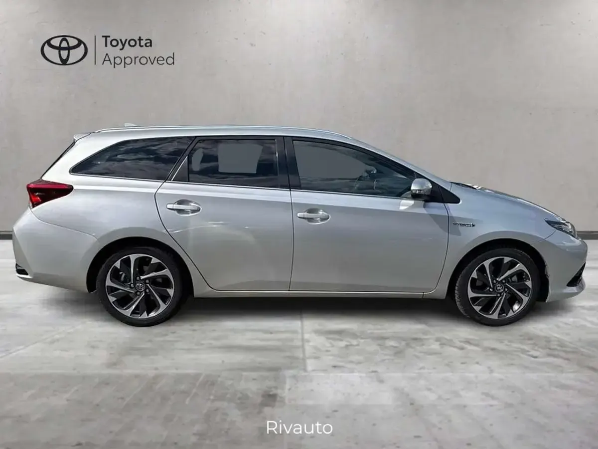 Usata Toyota Auris Hybrid Active 97 CV (71 kW) 2016 Argento Station wagon