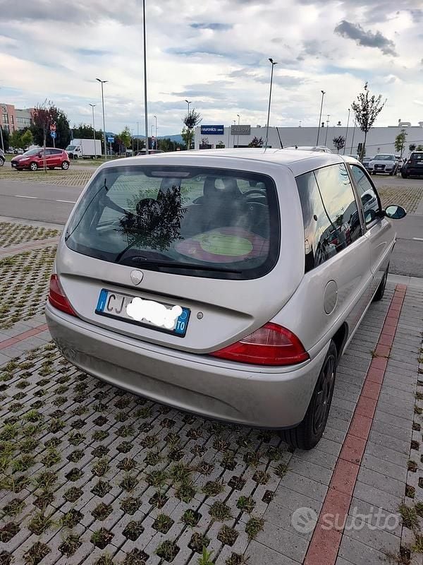Usata Lancia Ypsilon 60 CV (44 kW) 2003 Grigio Utilitaria