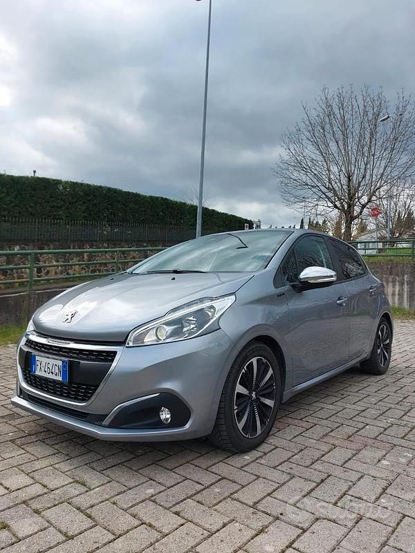 Usata Peugeot 208 Signature Sky 102 CV (75 kW) 2019 Grigio Utilitaria