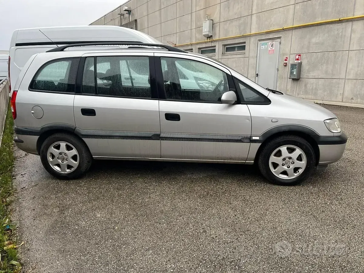 Usata Opel Zafira Elegance 125 CV (91 kW) 2002 Grigio Monovolume