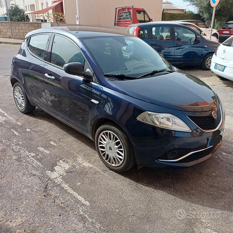 Usata Lancia Ypsilon Platinum 69 CV (50 kW) 2017 Blu Utilitaria
