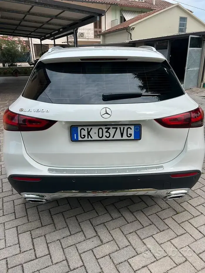Usata Mercedes GLA180 136 CV (100 kW) 2022 Bianco SUV