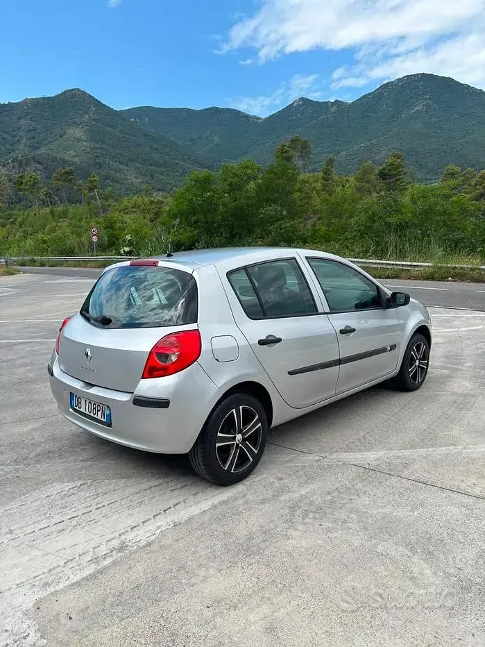 Usata Renault Clio II 68 CV (50 kW) 2006 Grigio Berlina