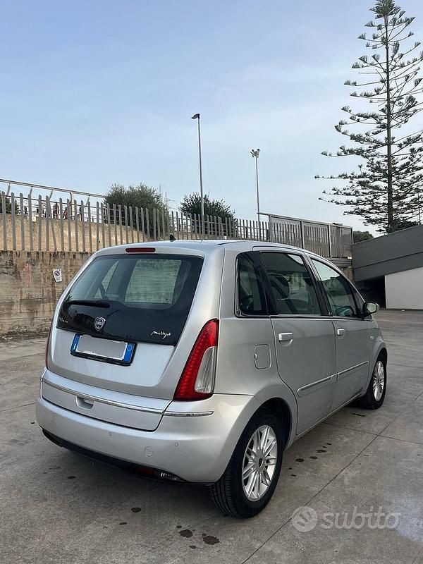 Usata Lancia Musa 70 CV (51 kW) 2008 Grigio Monovolume