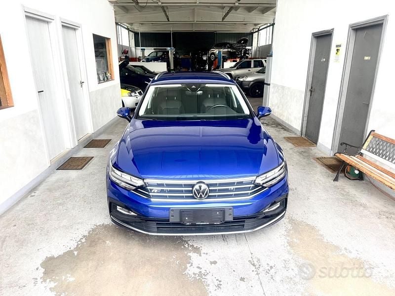 Usata VW Passat R-line 200 CV (147 kW) 2021 Blu/azzurro Berlina