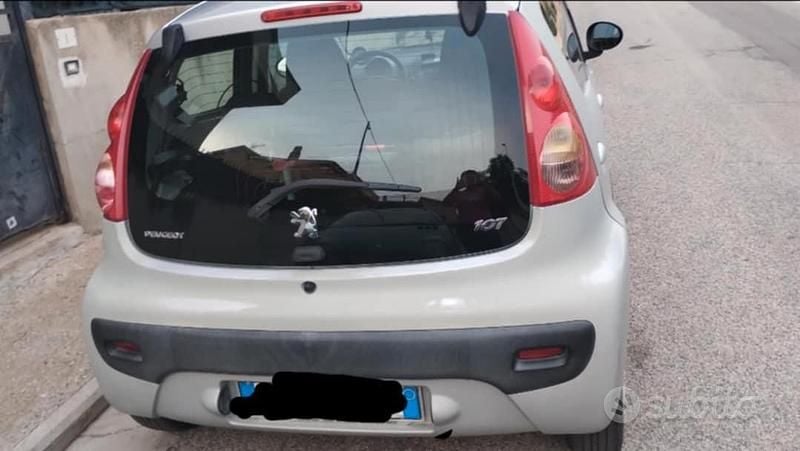 Usata Peugeot 107 68 CV (50 kW) 2012 Grigio Utilitaria