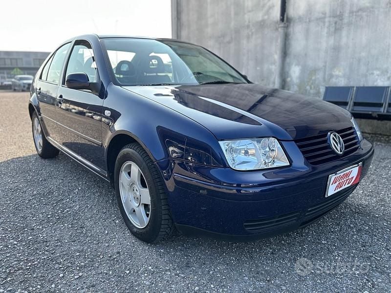 Usata VW Bora Trendline 105 CV (77 kW) 2001 Blu Berlina