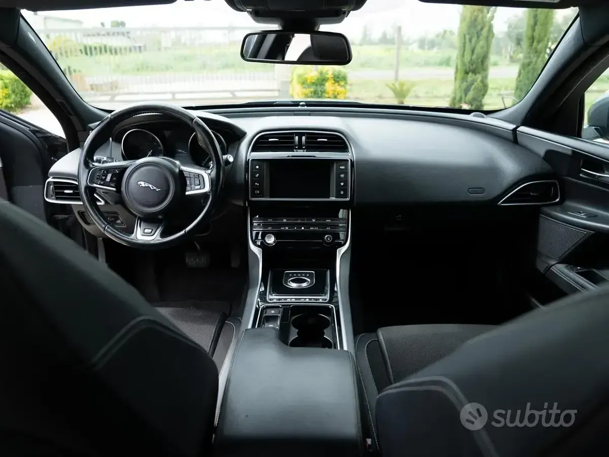 Usata Jaguar XE R-Sport 179 CV (131 kW) 2019 Grigio Berlina