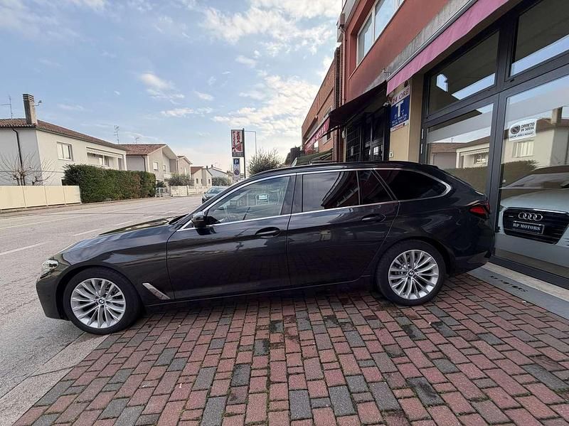 Usata BMW 520 Luxury Line 190 CV (139 kW) 2022 Sophistogray metallic Station wagon