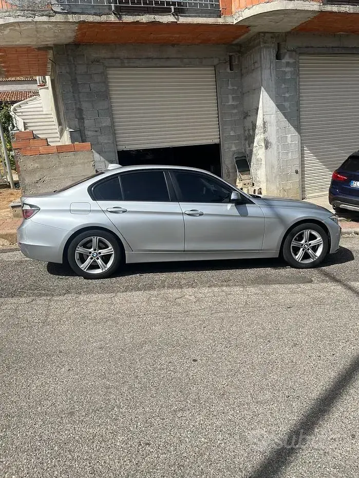 Usata BMW 318 Sport Line 143 CV (105 kW) 2015 Grigio Berlina