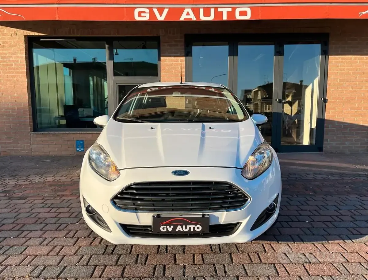 Usata Ford Fiesta 75 CV (55 kW) 2014 Bianco Utilitaria