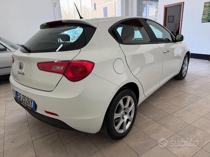 Usata Alfa Romeo Giulietta Distinctive 120 CV (88 kW) 2013 Bianco Utilitaria
